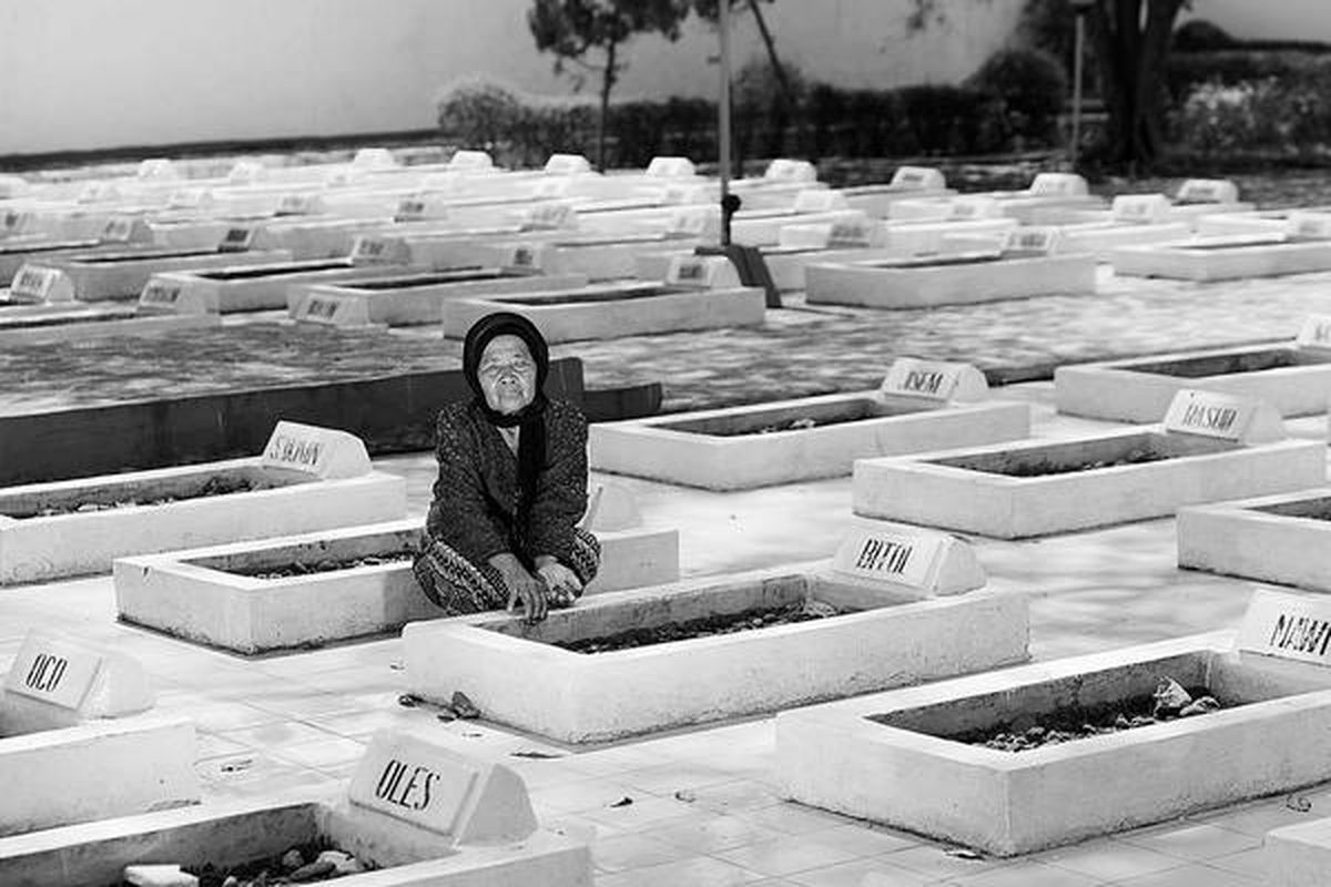 Cawi (85), salah satu janda korban tragedi Rawagede, seusai berdoa di depan makam suaminya, Bitol, di Taman Makam Pahlawan Sampurna Raga,  Desa Balongsari, Rawamerta, Karawang, Jawa Barat, Senin (19/9). Para janda dan keluarga korban tragedi Rawagede menyambut baik vonis Pengadilan Sipil Den Haag, Belanda, yang mengharuskan Pemerintah Belanda membayar ganti rugi kepada korban.