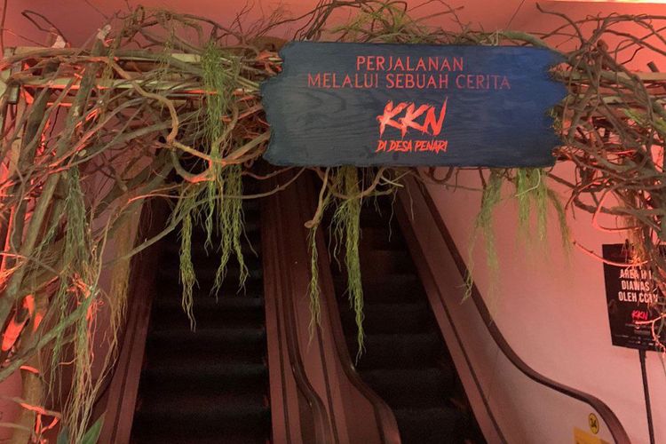 Pintu masuk menuju wahana Perjalanan Melalui Sebuah Cerita KKN di Desa Penari di fX Sudirman, Jakarta Pusat, pada Kamis (12/5/2022).