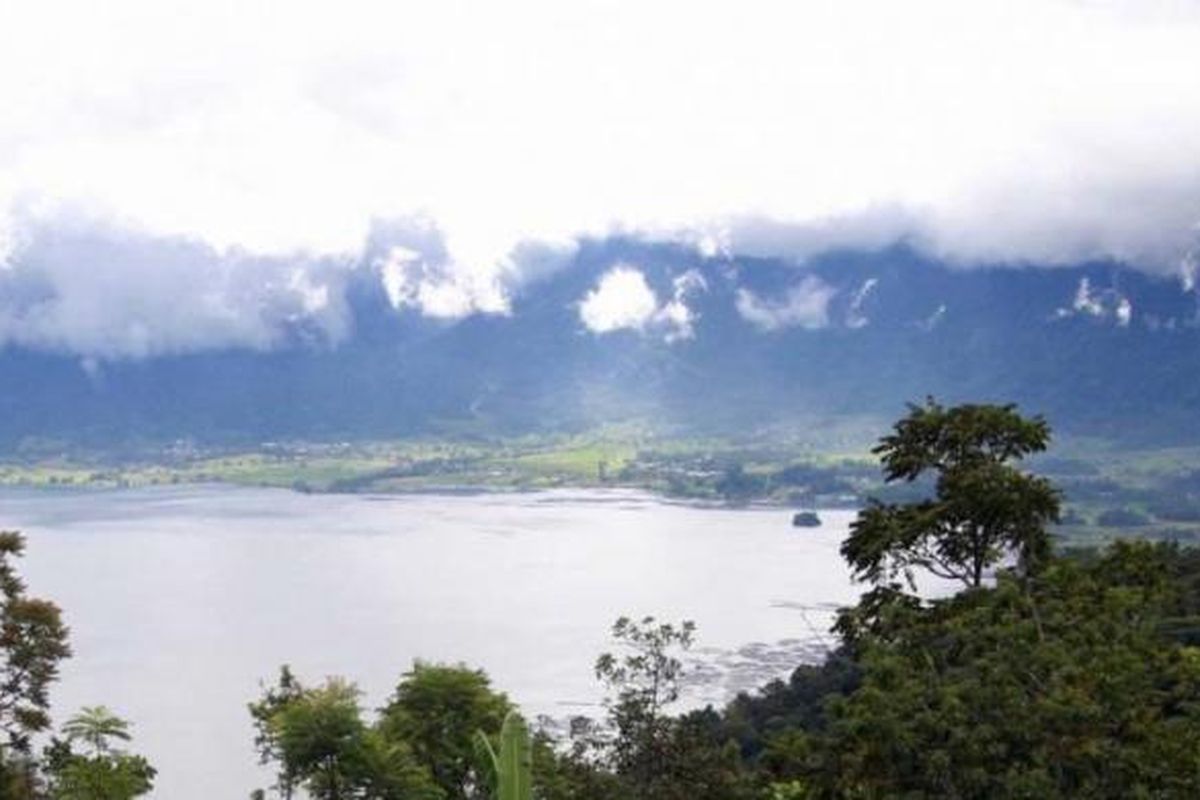 Pebalap sepeda Tour de Singkarak 2013 melintasi kelokan 30 di Kawasan obyek wisata Danau Mainjau, Kabupaten Agam, Sumatera Barat, Selasa (4/6/2013). Etape 3 balap sepeda Tour de Singkarak 2013 Padang Panjang - Batu Sangkar menempuh jarak  208 km.