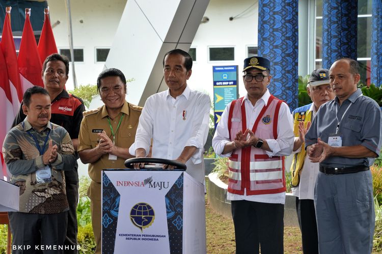 Presiden Joko Widodo saat meresmikan Terminal Penumpang Tipe A Pakupatan di Serang, Banten, Senin (8/1/2024).
