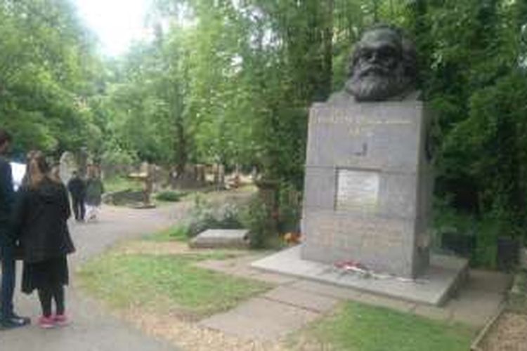 Monumen yang didirikan di atas pusara filsuf ternama, Karl Marx di pemakaman Highgate, London menjadi salah satu daerah tujuan wisata yang banyak dikunjungi turis.