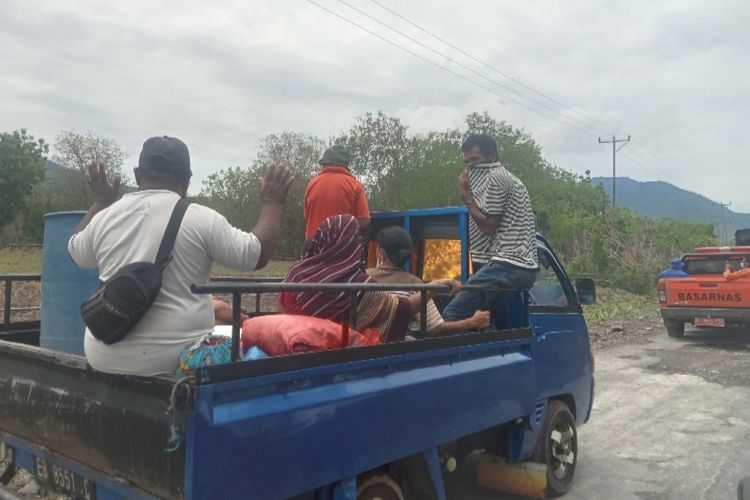 Para pengungsi di Posko Desa Riang Rita, Kecamatan Ile Bura dievakuasi menuju Stasi Bokang, Desa Bokang Wolomatang,  Kecamatan Titehena, Selasa (16/1/2024).