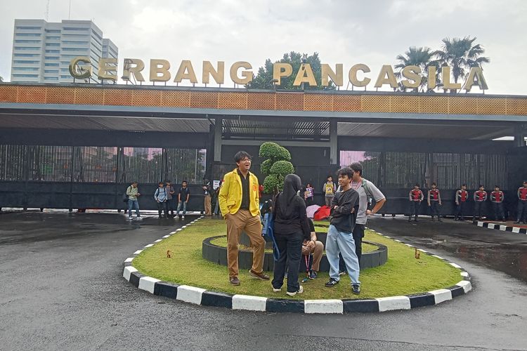 Massa Aksi Cegat Iring-iringan Pejabat, Gerbang Pancasila DPR Ditutup