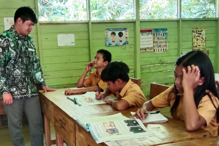 Yayun, guru agama budha di SD Kecil Hambata setiap hari menempuh perjaanan 15 km sambil bawa bensin karena tidak ada SPBU. Jika saat hujan, ia bisa jalan kaki.