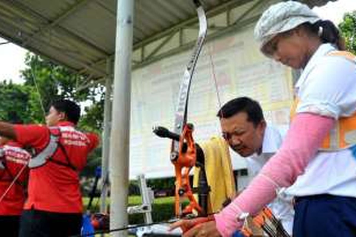 Menpora Imam Nahrawi saat meninjau dan berdialog bersama para atlet Pelatnas Panahan untuk Olimpiade 2016 Rio de Janeiro yang berlatih di lapangan panahan kompleks Gelora Bung Karno, Senayan, Jakarta, Senin (25/7)