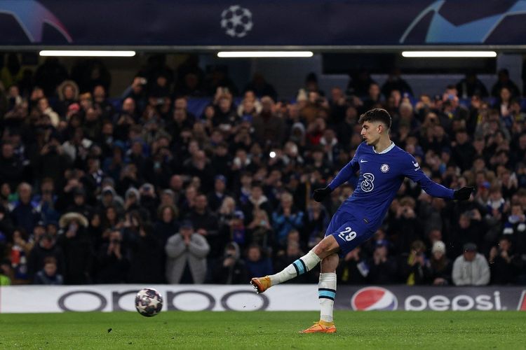 Pemain Chelsea, Kai Havertz, saat menendang penalti dalam laga kontra Dortmund pada leg kedua babak 16 besar Liga Champions 2022-2023. Laga Chelsea vs Dortmund digelar di Stadion Stamford Bridge pada Rabu (8/3/2023).