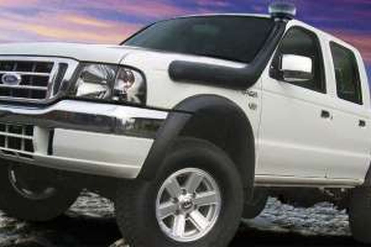 Ford Ranger SORV (Severe Off Road Vehicle) meluncur di Balikpapan, Kalimantan Timur, pada 3 Maret 2008