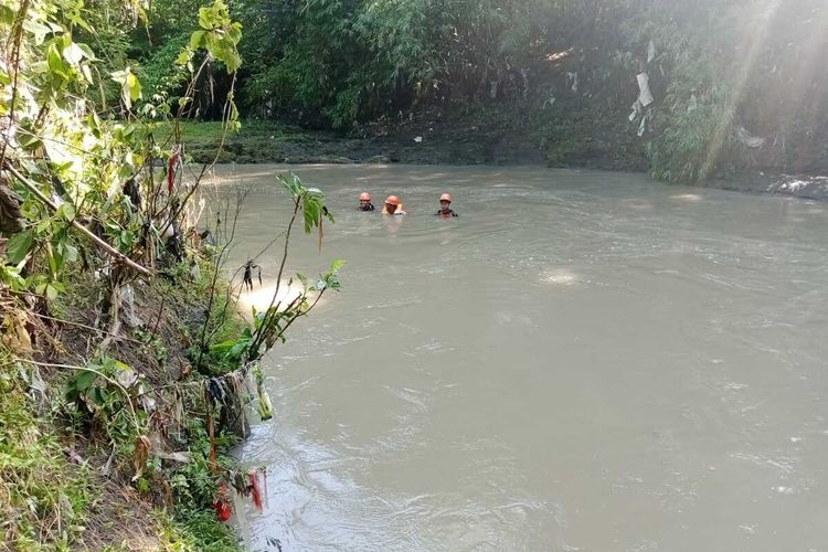 Suasana pencarian hari kedua remaja yang hilang di sungai Kuripan Lombok Barat