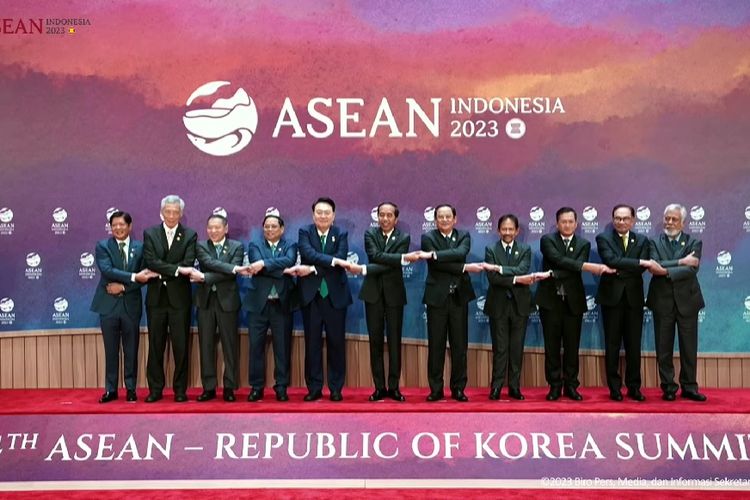 Presiden Joko Widodo, Presiden Korea Selatan Yoon Suk Yeol, serta pemimpin negara-negara ASEAN berfoto bersama sebelum Konferensi Tingkat Tinggi (KTT) ke-24 ASEAN-Korea Selatan di Jakarta Convention Center, Rabu (6/9/2023).