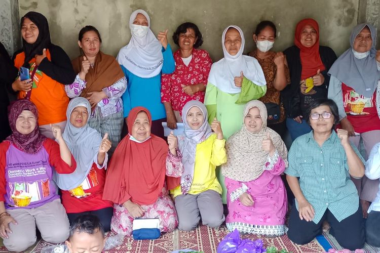 Acara diskusi dan doa bersama agar RUU Perlindungan Pekerja Rumah Tangga (PPRT) ditetapkan sebagai RUU Inisiatif DPR, lalu disahkan yang diikuti anggota Serikat Pekerja Rumah Tangga (PRT) Tunas Mulia di Yogyakarta pada Minggu (12/2/2023). Dewan Perwakilan Rakyat telah menyetujui Rancangan Undang-Undang Perlindungan Pekerja Rumah Tangga ditetapkan sebagai RUU Inisiatif DPR pada Selasa (21/3/2023).