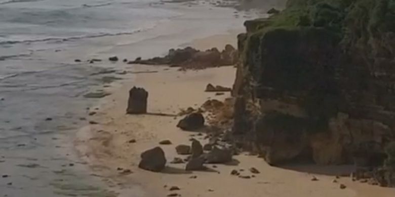 Batu Cincin, Ikon Wisata Pantai Mbawana, Sumba, Runtuh