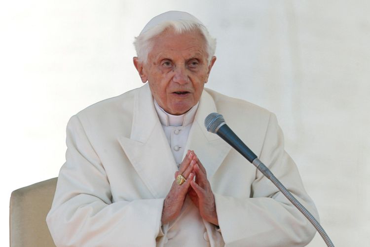 Paus Benediktus XVI ketika menyelesaikan pertemuan publik terakhir di Lapangan Santo Petus, Vatikan, pada 27 Februari 2013.