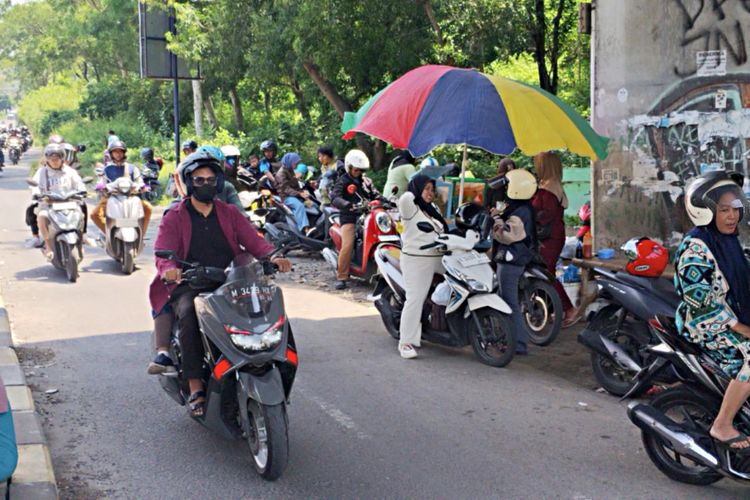 Masuki Puncak Arus Balik, Kendaraan Roda Dua Padati Akses ke Jembatan Suramadu