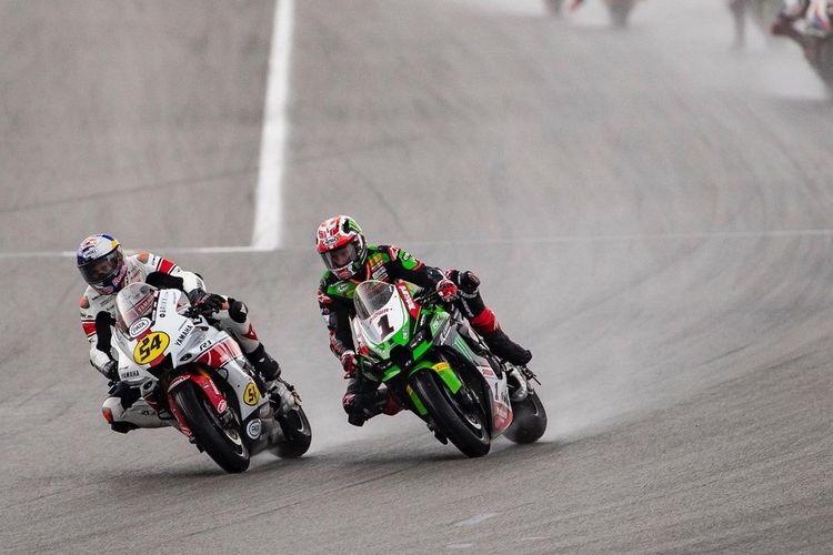 Dua pebalap World Superbike (WorldSBK), Toprak Razgatlioglu dan Jonathan Rea, bersaing ketat