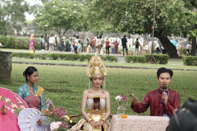 Dari kemben hingga cawat, busana Jawa Kuno bukan sekadar penutup tubuh, tetapi penanda status sosial dan etika masyarakatnya.
