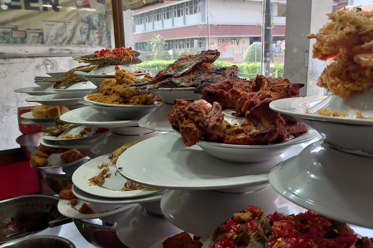 Masakan padang di rumah makan padang Putra Minang, Palmerah, Jakarta Barat.