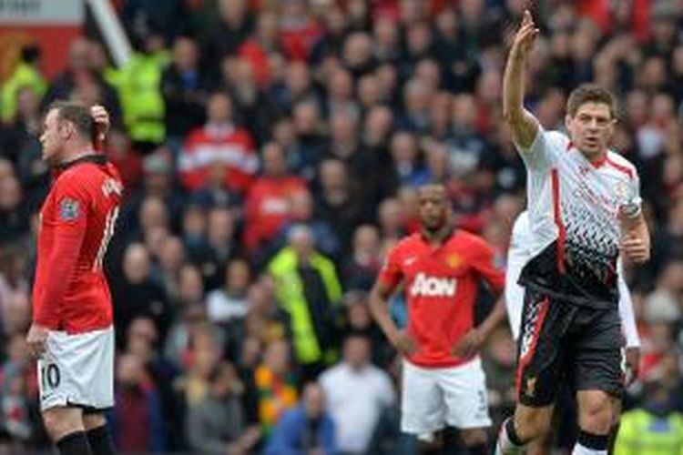 Ekspresi penyerang Manchester United Wayne Rooney (kiri) saat gelandang Liverpool Steven Gerrard (kanan) merayakan gol pertamanya (dari dua), pada laga Premier League, di Old Trafford, Minggu (16/3/2014), yang berakhir 3-0. 