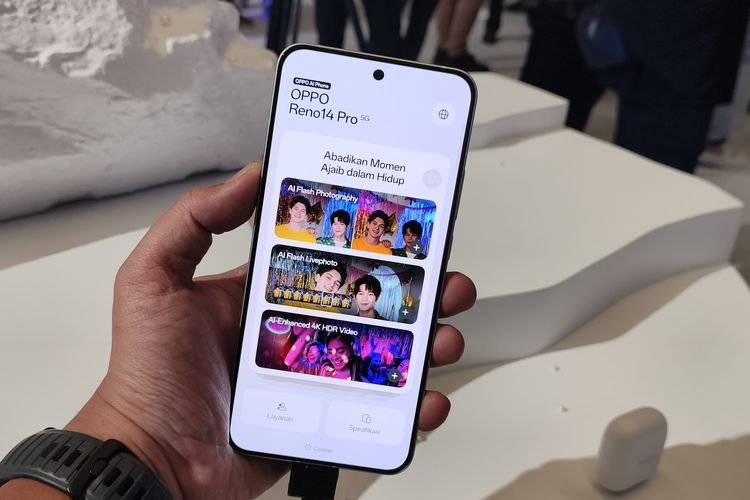 Oppo Reno 14 Pro datang dengan layar model datar (flat) berukuran 6,83 inci dengan resolusi Full HD Plus, refresh rate 120 Hz, tingkat kecerahan 1.200 nit, dan touch sampling rate 240 Hz.