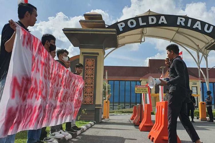 Sejumlah massa melakukan orasi di depan Polda Riau meminta kepolisian menangkap dalang pelaku penyerangan petani sawit di Desa Terantang, Kecamatan Tambang, Kabupaten Kampar, Riau, Rabu (22/6/2022).