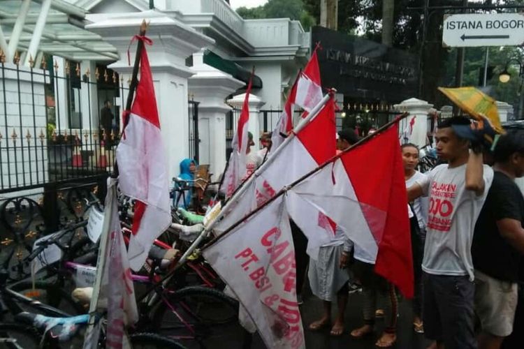 Sejumlah warga asal Banyuwangi, Jawa Timur, menggelar aksi unjuk rasa di depan Istana Bogor menolak aktivitas tambang emas di wilayahnya, Rabu (26/2/2020).