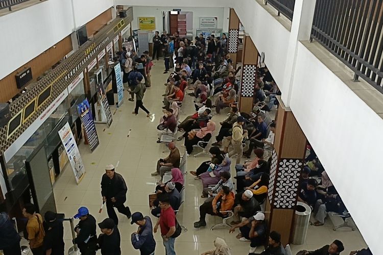 Warga Kabupaten Bandung saat tengah mengantre di Samsat Soreang untuk membayar pajak, Rabu (16/4/2025)