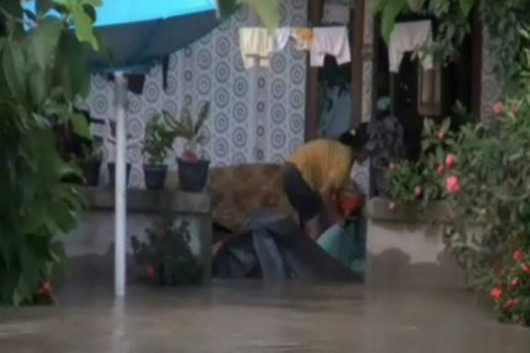 Meski terendam banjir sejak tiga hari terakhir, warga Kecamatan Tikke Raya, Mamuju Utara, Sulawesi Barat tetap semangat menjalankan ibadah Ramadhan. Sejumlah warga yang rumahya terendam banjir dan tak sempat menyiapkan makanan buka puasa memilih berbuka di masjid terdekat.