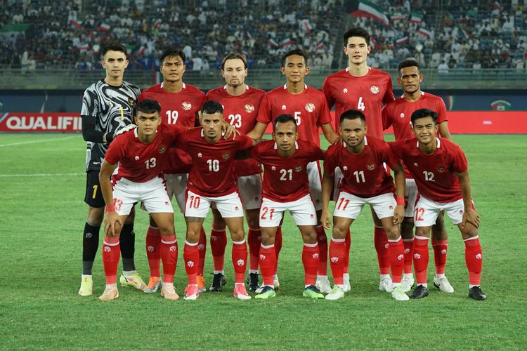 Timnas Indonesia saat berfoto sebelum memulai pertandingan. Terdekat, timnas Indonesia akan melawan Kamboja di Piala AFF 2022. Laga Indonesia vs Kamboja dalam jadwal Piala AFF 2022 bakal bergulir di Stadion Gelora Bung Karno (SUGBK) pada Jumat (23/12/2022). Artikel ini berisi jadwal siaran langsung timnas Indonesia vs Kamboja di Piala AFF 2022.