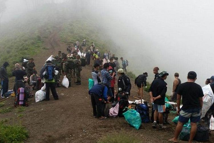 Penurunan sampah di Gunung Rinjani dilakukan dalam kegiatan Clean Up Rinjani. Kegiatan Clean Up Rinjani diikuti oleh 502 orang yang berasal dari pihak Tentara Nasional Indonesia, kepolisian, dan komunitas penggiat lingkungan. 