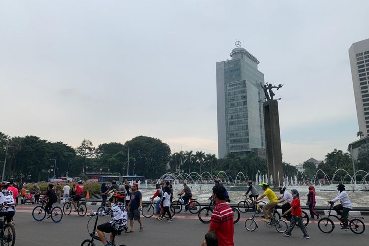 Suasana pelaksanaan hari pertama HBKB sejak dua tahun berhenti di kawasan Bundaran HI, Jakarta, Minggu (22/5/2022), warga tampak antusias mengikuti kegiatan olahraga tersebut.