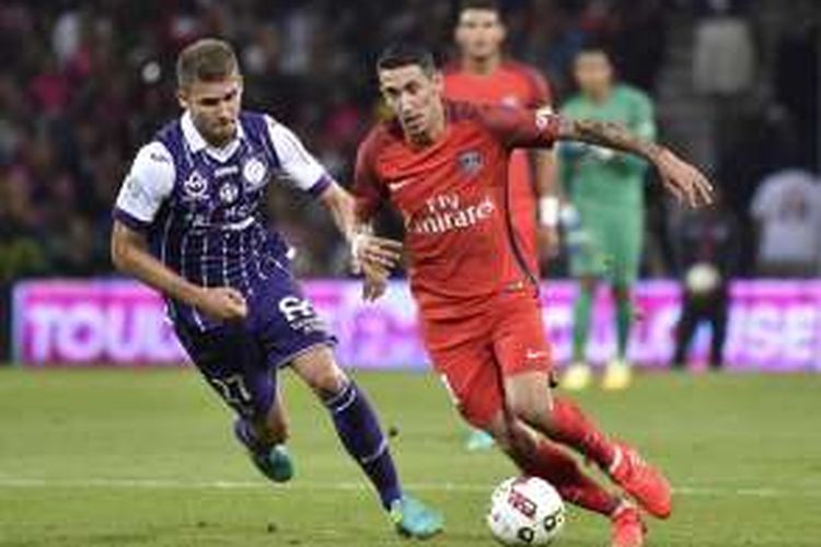 Gelandang Paris Saint-Germain, Angel di Maria (kanan), berduel dengan gelandang Toulouse, Alexis Blin, pada laga Ligue 1 di Stadion Municipal, 23 September 2016.