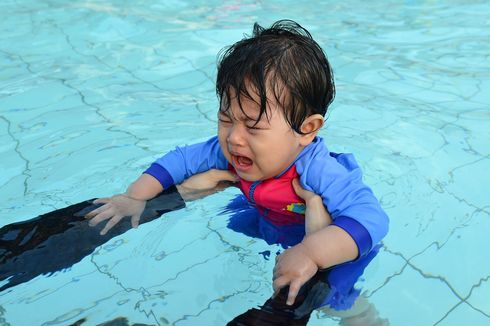 Simak, 8 Tips Mengatasi Ketakutan Anak Saat Belajar Berenang