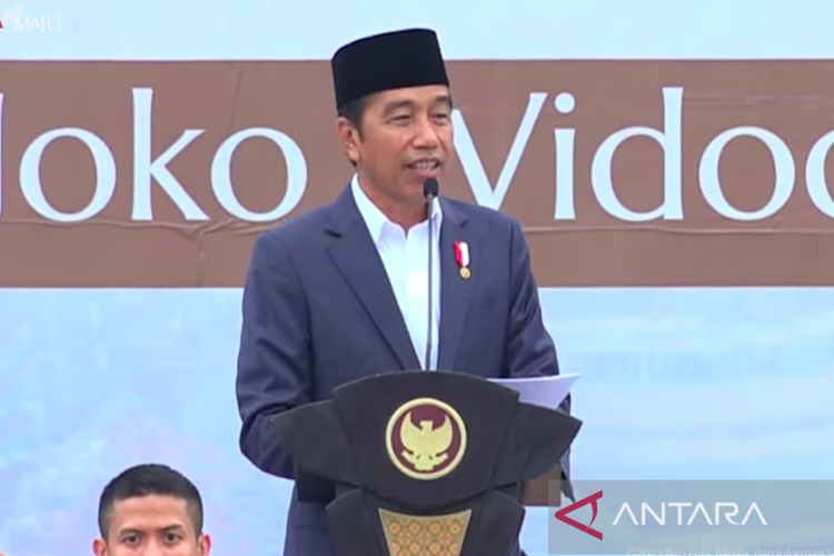 Presiden Jokowi dalam Istighosah dan Doa Bersama Rabithah Melayu-Banjar, Tabalong, Kalimantan Selatan, Jumat (17/3/2023). 
