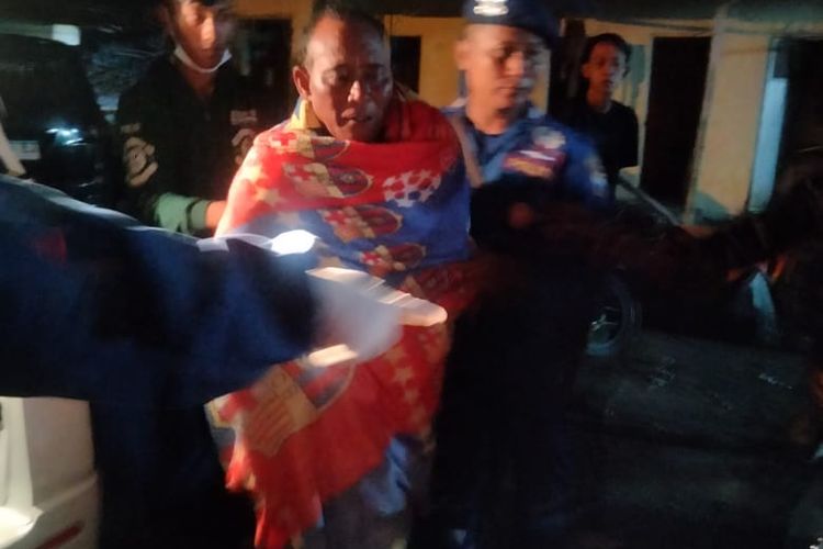 Foto: Salah satu nelayan dari peristiwa kecelakaan laut dibawa ke Puskesmas Banyuputih Kabupaten Situbondo Provinsi Jawa Timur pada Selasa (11/2/2025).