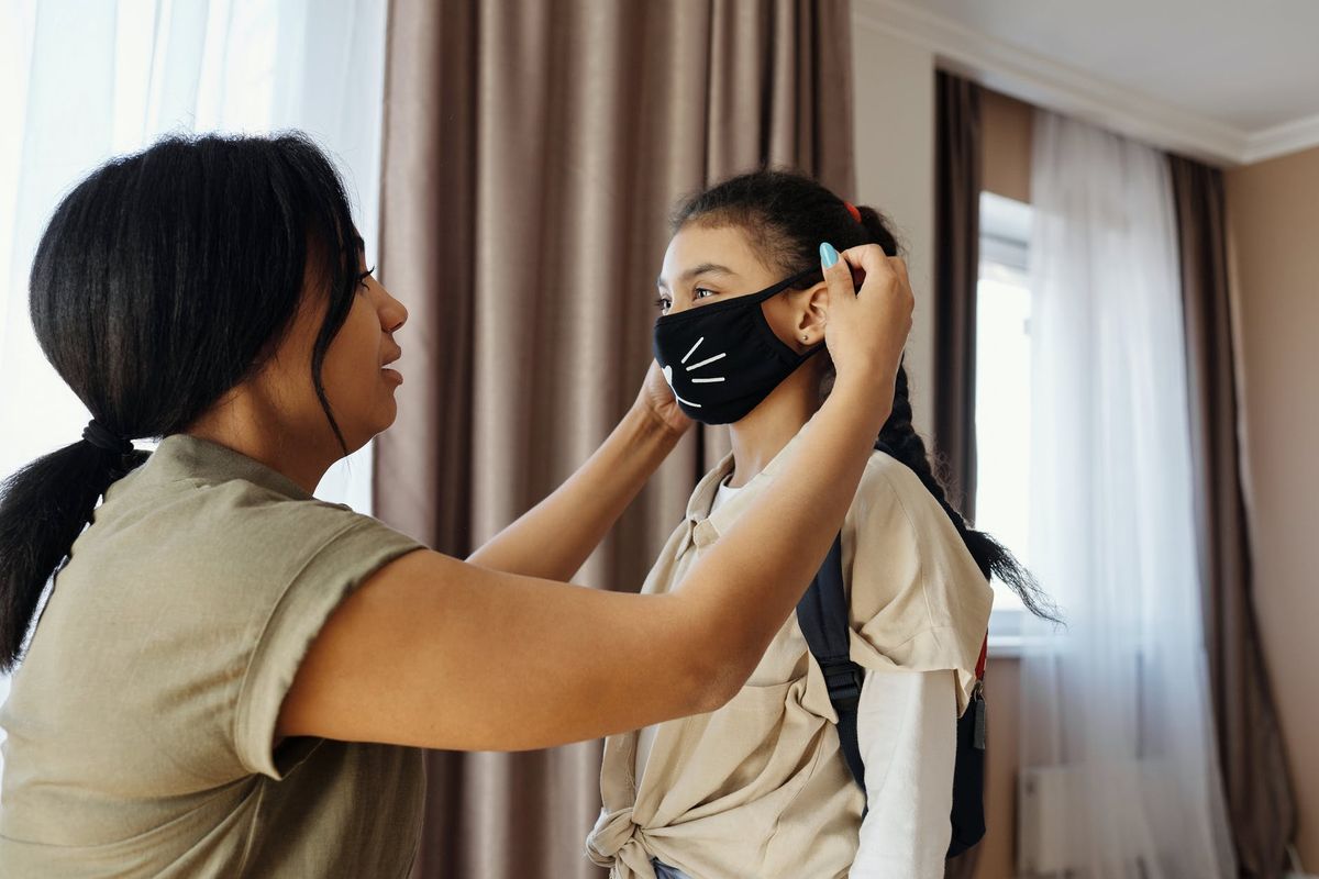 Memakai masker bisa mengurangi kemungkinan penyebaran virus melalui droplet saat berbicara, batuk atau bersin.
