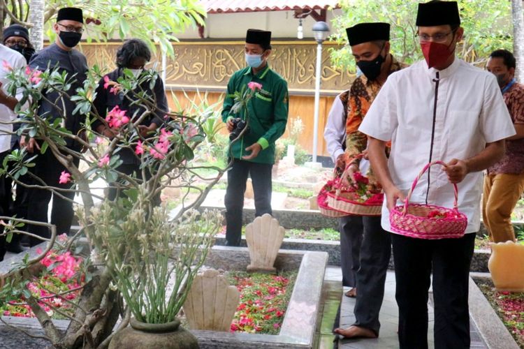 Mendikbud-Ristek Nadiem Anwar Makarim menziarahi makam KH. Hasyim Asy'ari, Gus Dur dan Gus Sholah, di Pesantren Tebuireng, Jombang, Jawa Timur, Kamis (21/10/2021).