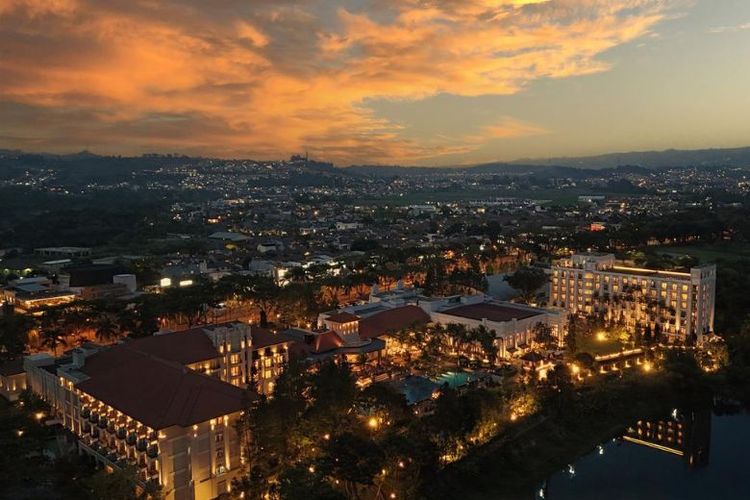 Panorama senja yang menawan di kawasan kota mandiri Kota Baru Parahyangan dengan lanskap pegunungan. 