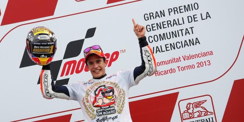 Pebalap Repsol Honda asal Spanyol, Marc Marquez merayakan suksesnya menjadi Juara Dunia MotoGP 2013, setelah finis ketiga pada GP Valencia, November 2013.