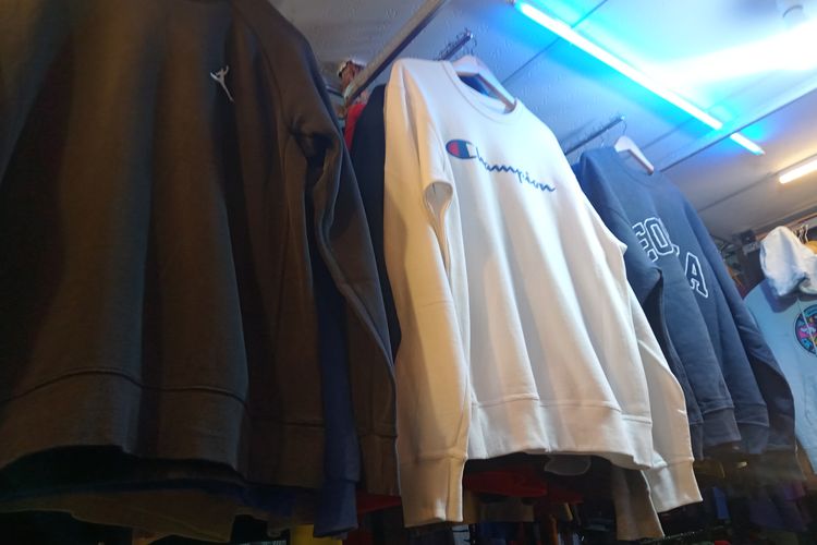 Koleksi hoodie bermerek yang dijual di salah satu kios thrifting di Pasar Baru, Jakarta Pusat.