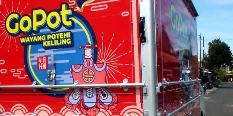 Pentas wayang Potehi keliling atau GoPot menggunakan mobil pengangkut barang yang didesain khusus dan fleksibel sebagai panggung pertunjukan.