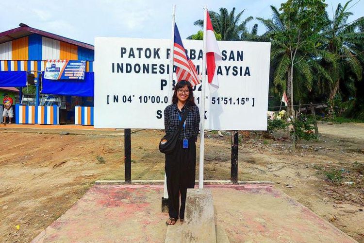 Patok batas baru negara Indonesia-Malaysia di Desa Aji Kuning, Pulau Sebatik, Kalimantan Utara. Berfoto di tempat ini, kaki kanan bisa berada di Malaysia, sementara kaki kiri di wilayah Indonesia. Gambar diambil pada Kamis (17/8/2023).