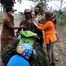 Kisah Pak Siro Disuntik Vaksin Covid-19 di Pinggir Jalan Desa Saat Pulang Mencari Pakan Ternak