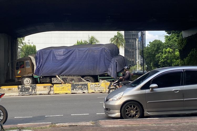 Truk yang Rem Blong di Depan Halte Petamburan Jakbar Baru Akan Dievakuasi Dini Hari