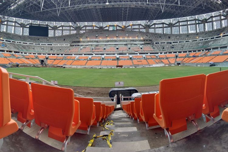 Bangku oranye single seater di Jakarta International Stadium.