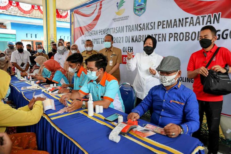 Menteri Sosial Tri Rismaharini saat melakukan percepatan pencairan Program Bantuan Pangan Non Tunai (BPNT)/Kartu Sembako dari sisa tahun anggaran 2021, di Balai Desa Bantaran, Probolinggo, Jawa Timur, Senin (21/2/2022).