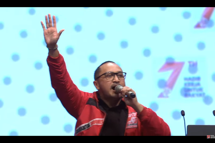 Ketua Umum Partai Solidaritas Indonesia (PSI), Giring Ganesha, membuka acara Puncak HUT Ke-7 PSI dengan menyanyikan lagu Nidji, grup band yang pernah ia besut, Laskar Pelangi, Rabu (22/12/2021).