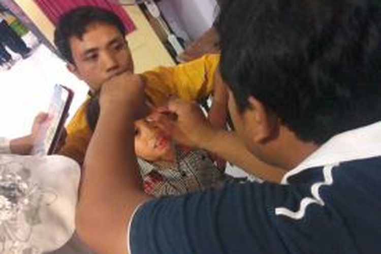 Izzam Bachdim, bocah penderita kanker mata menerima bantuan bola mata palsu gratis.
