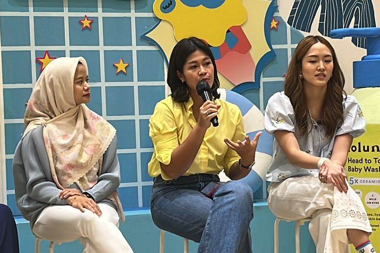 Co-founder dan CEO Buumi Playscape, Natasha Guna (tengah), saat sesi talkshow memperingati hari Down Syndrome sedunia, di taman bermain miliknya, di Pacific Place, Jakarta Selatan, Senin (18/3/2024). 