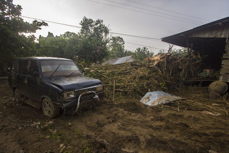 Sebuah mobil rusak akibat banjir bandang di Desa Alat, Kecamatan Hantakan, Hulu Sungai Tengah, Kalimantan Selatan, Rabu (20/1/2021). Berdasarkan data bencana alam banjir Badan Penanggulangan Bencana Daerah (BPBD) Kabupaten Hulu Sungai Tengah pada Selasa (18/1/2021) sebanyak 57.624 jiwa terdampak banjir serta sembilan warga dinyatakan meninggal dunia dan enam lainnya hilang. ANTARA FOTO/Bayu Pratama S/foc.