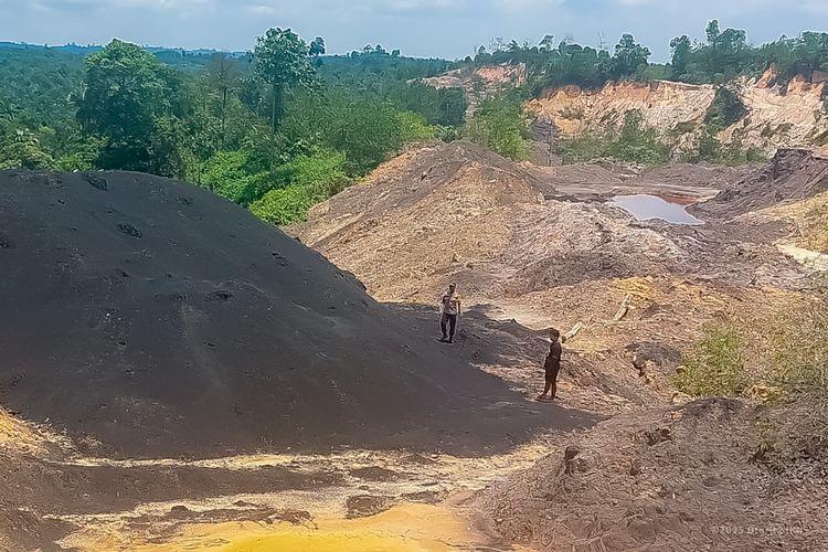 Area hutan lindung Bukit Tengkorak di Desa Sukomulyo, Kabupaten Penajam Paser Utara, Kalimantan Timur, tampak rusak akibat aktivitas tambang ilegal yang mengambil batu bara dan pasir, Senin, 29 September 2025.