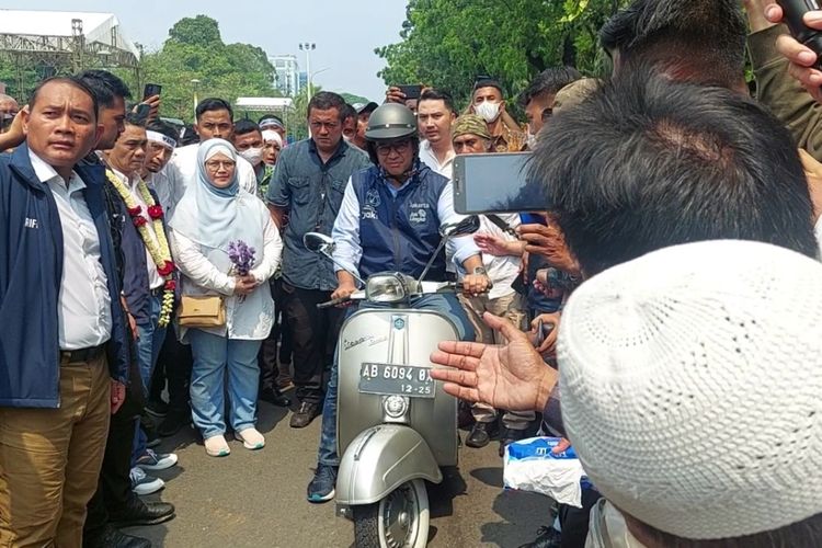 Gubernur DKI Jakarta Anies Baswedan ketika mengendarai sebuah vespa klasik di Jalan Merdeka Selatan, Jakarta Pusat, Minggu (16/10/2022) siang.